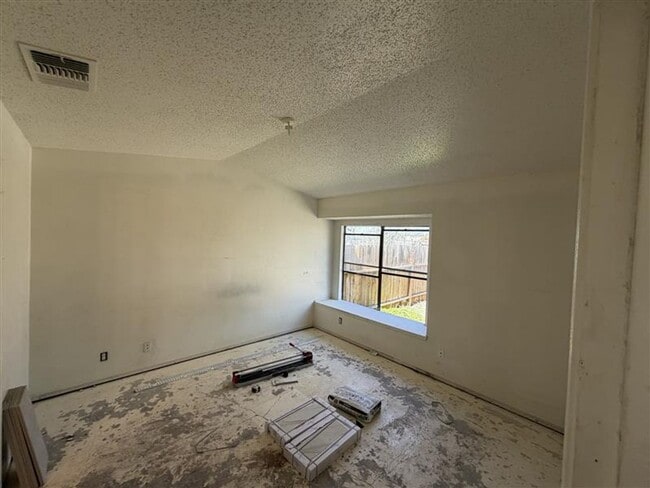 Building Photo - Large 3/2 with attached garage