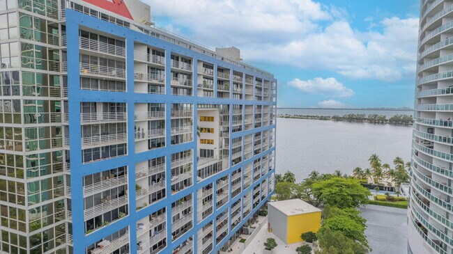 Building Photo - 2025 Brickell Ave