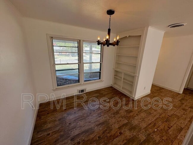 Building Photo - 2136 Carlton Way