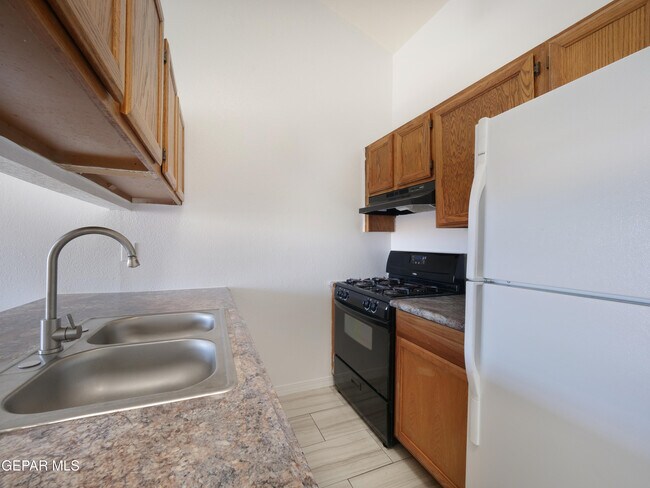 Building Photo - 1901 Lake Omega St