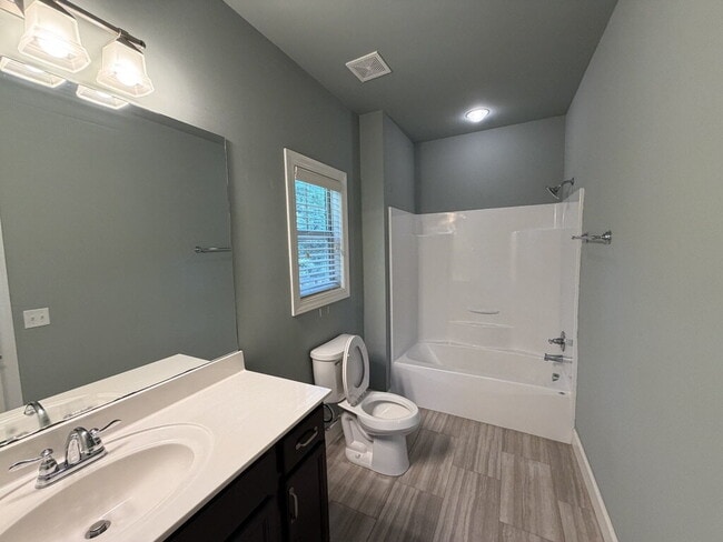 Building Photo - 2BD 2BA ONE LEVEL CONDO IN ALGOOD