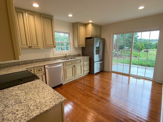 Building Photo - Pristine Duplex with Hardwood Floors and M...