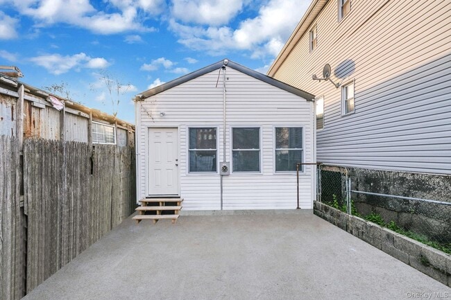 Primary Photo - 224 Amber St