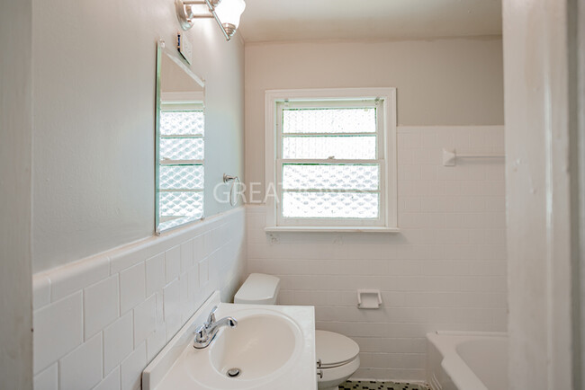 Building Photo - Charming 3 Bedroom in Columbus!