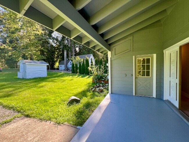 Building Photo - Beachfront Cabin - Water Included