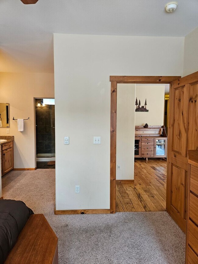 Building Photo - 10564 Boulders Rd
