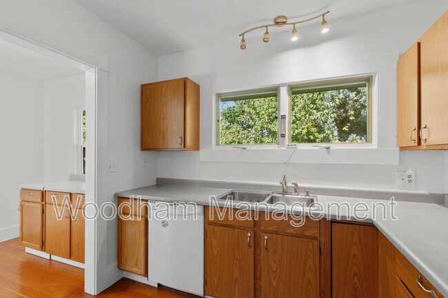 Building Photo - 407 N Broadway Ave