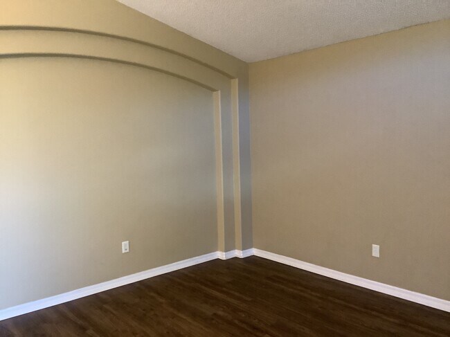 Building Photo - 2207 Golden Ivy Way