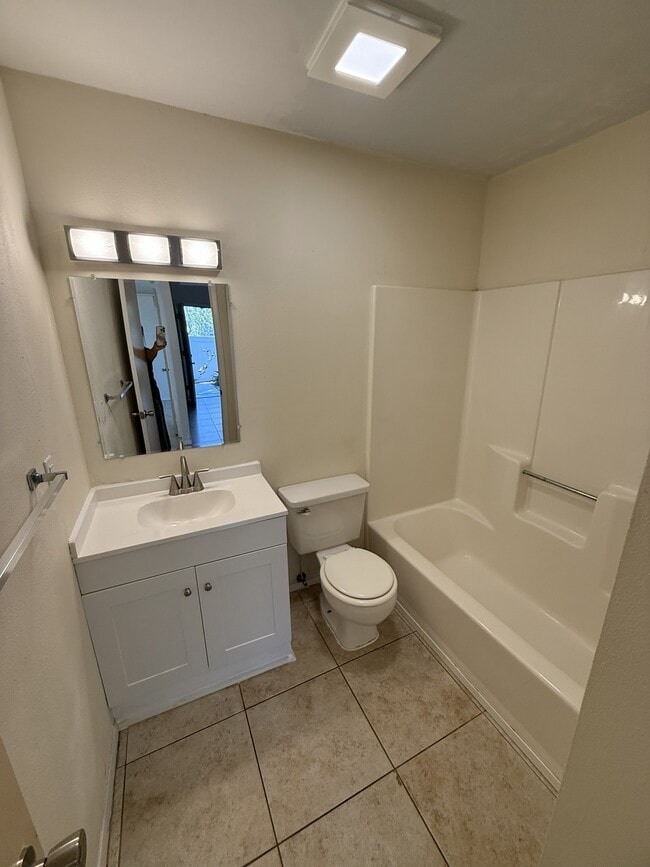 Building Photo - 945 Burlwood St