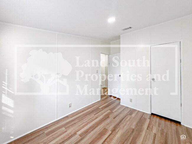 Building Photo - 8916 Beverly Hills Rd