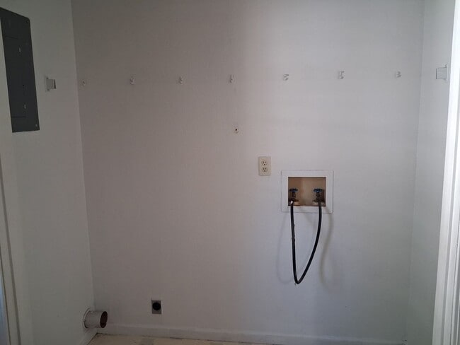 Building Photo - 1006 N Elm St