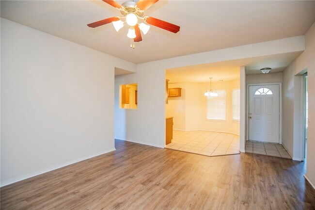 Building Photo - 610 Maplewood Dr