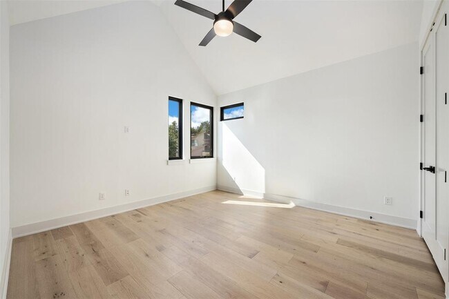 Building Photo - 4010 Valley View Rd