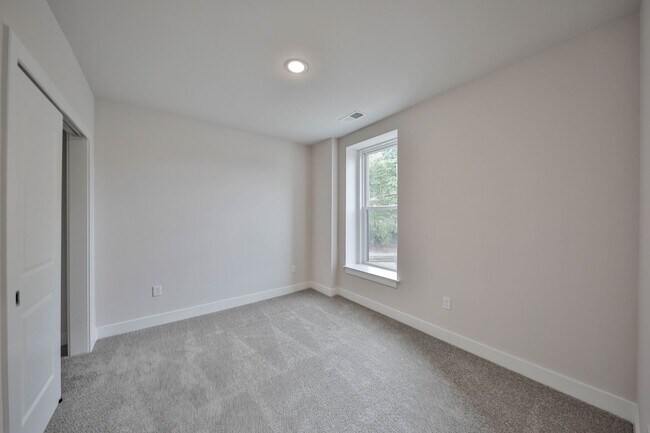 Building Photo - Brand New Luxury unit on Broadway in Bangor!