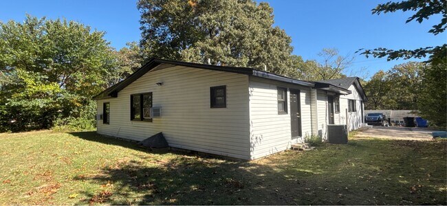 Building Photo - 381 Summerhill Rd