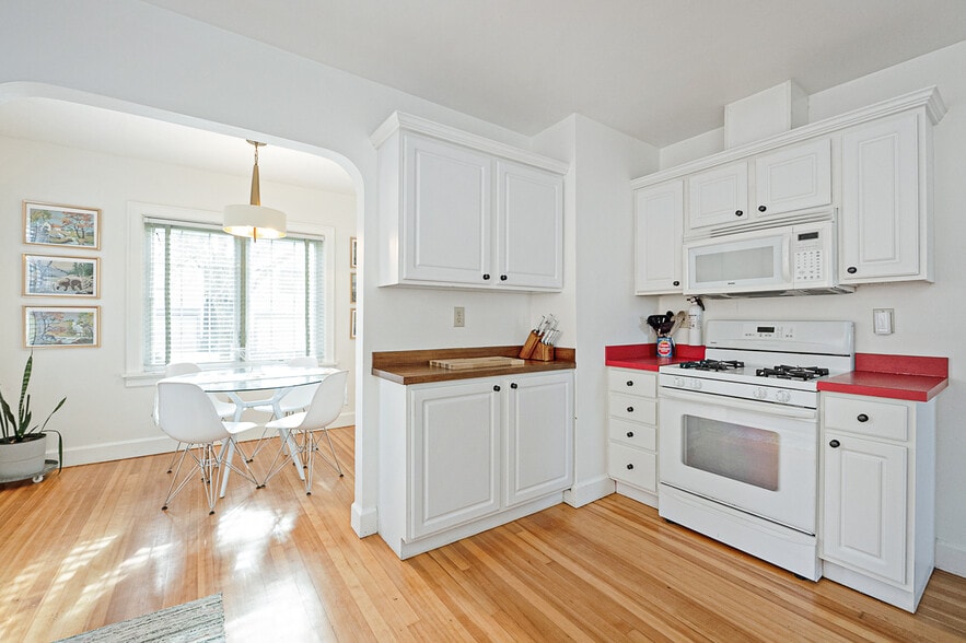 Building Photo - 2323 SE Pine St