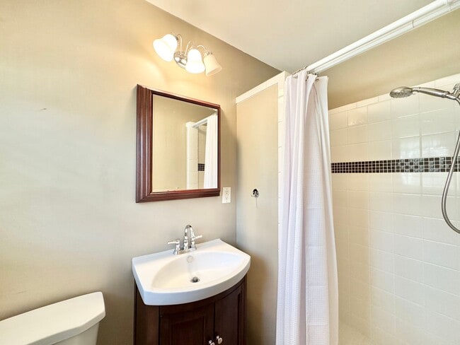 Building Photo - Well Maintained 3 Bedroom Home Off Lake Brandt Rd!