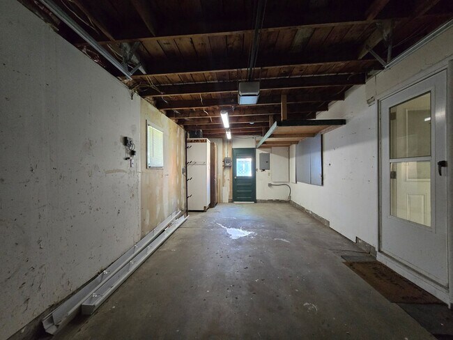 Building Photo - Spacious 4 Bedroom Home with Solar Panels, Fully Fenced Yard on Rimrock Rd
