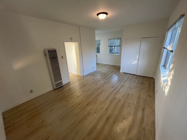 Building Photo - 360 Palm Ave