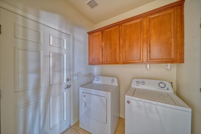 Building Photo - 1121 Bourbon St