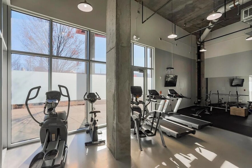 Building Photo - 2115 Yeaman Pl