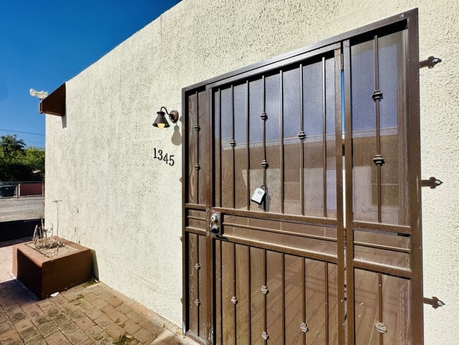 Building Photo - Modern Style Renovated 2 Bedroom with Wash...