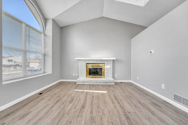 Building Photo - $2,595 - 3 Bed, 1 Bath Newly Renovated Hom...