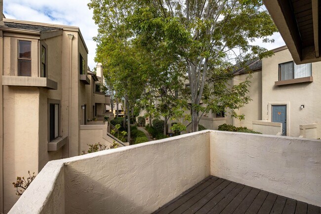 Building Photo - Updated La Jolla Townhome