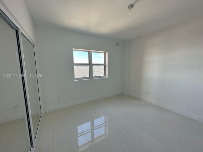 Building Photo - 2650 Lake Shore Dr
