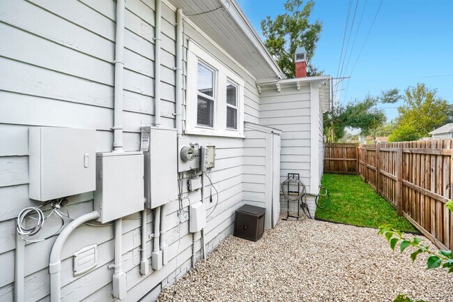 Building Photo - 213 W Frierson Ave