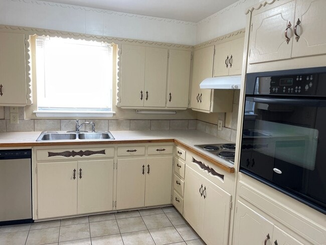 Building Photo - Cutest 3 bed 1.5 bath in Bethany!