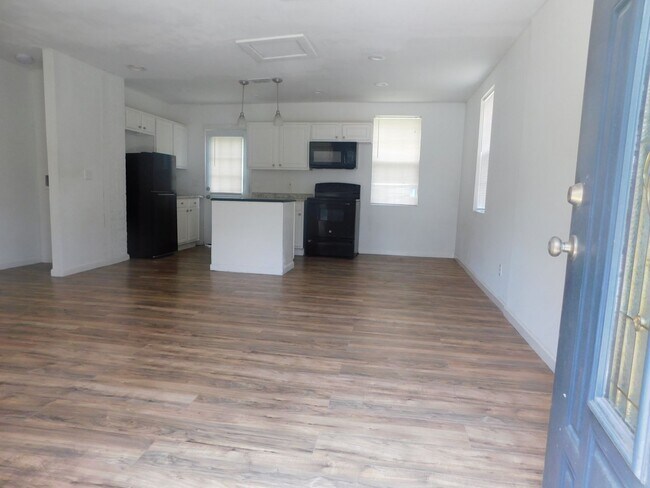 Building Photo - Completley Remodeled 2/1 in Longbranch!