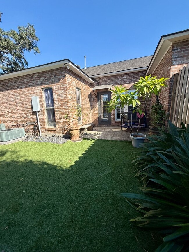 Building Photo - Must See this Beautiful  3/2 Townhome  Ava...