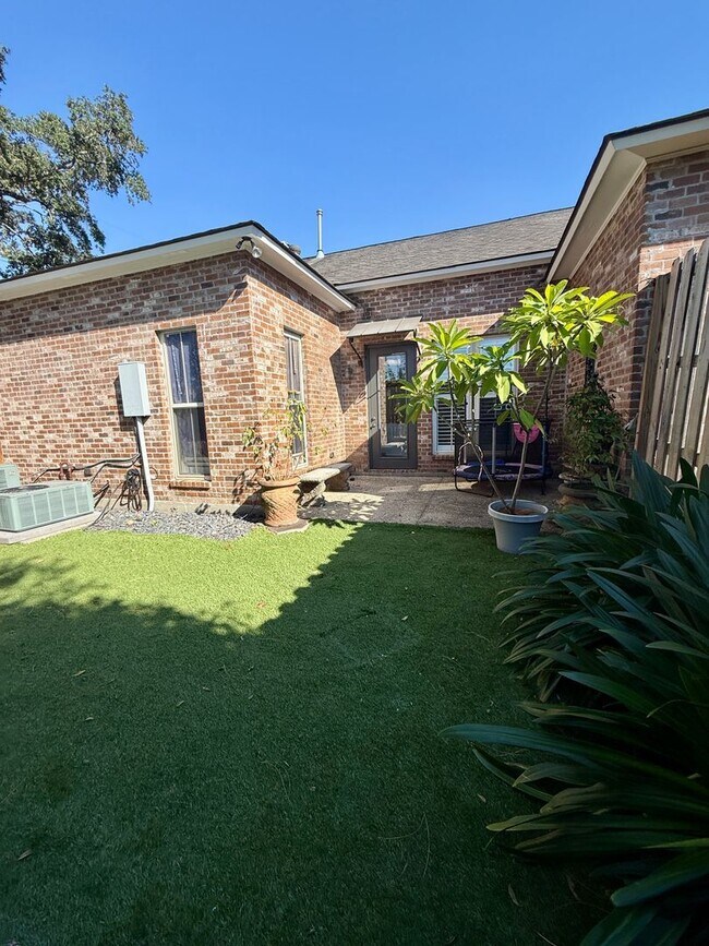 Building Photo - Must See this Beautiful  3/2 Townhome  Available NOW