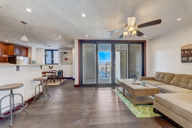 Building Photo - B on Lindell