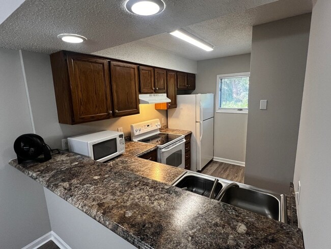 Building Photo - 2-Bedroom, 2-Bath Townhouse