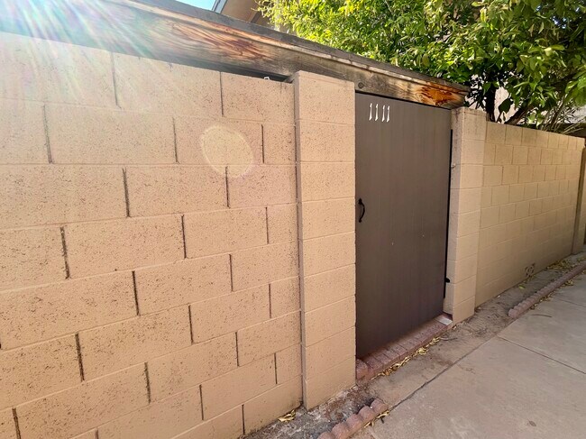 Building Photo - 1111 N 84th Pl