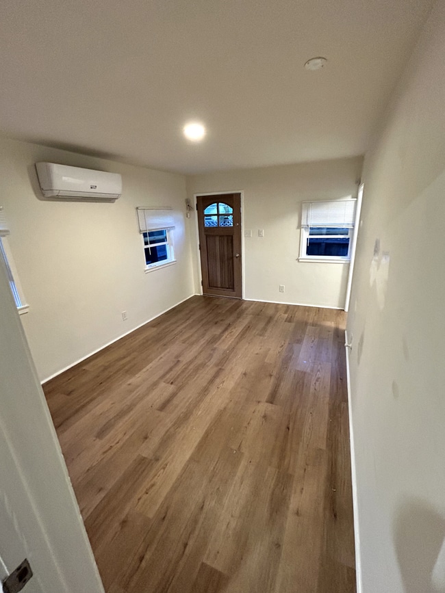 Building Photo - Charming 1 Bedroom House in Venice with Patio and W& D in unit !!! All Utilities Included !!!