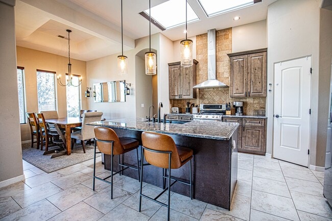 Building Photo - Beautiful 4 bedroom 2.5 bathroom