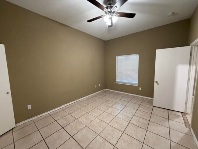 Building Photo - 10209 Lilac Ln