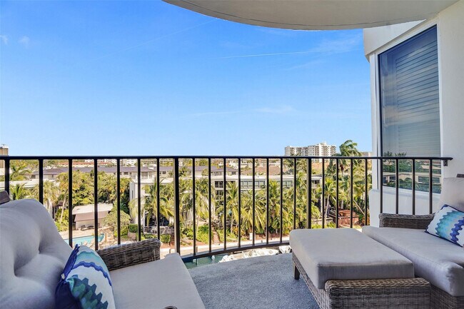 Building Photo - 3051 NE 48th St