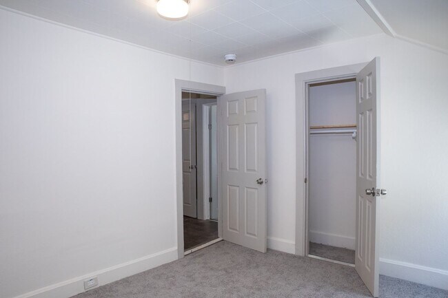 Building Photo - 317 Pleasant St