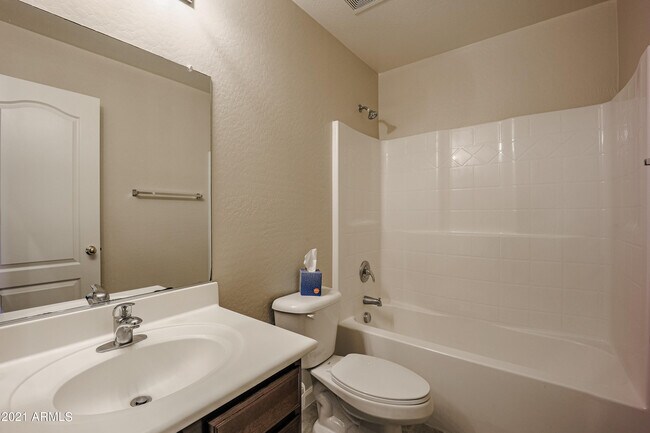 Building Photo - 10938 W Meadowbrook Ave