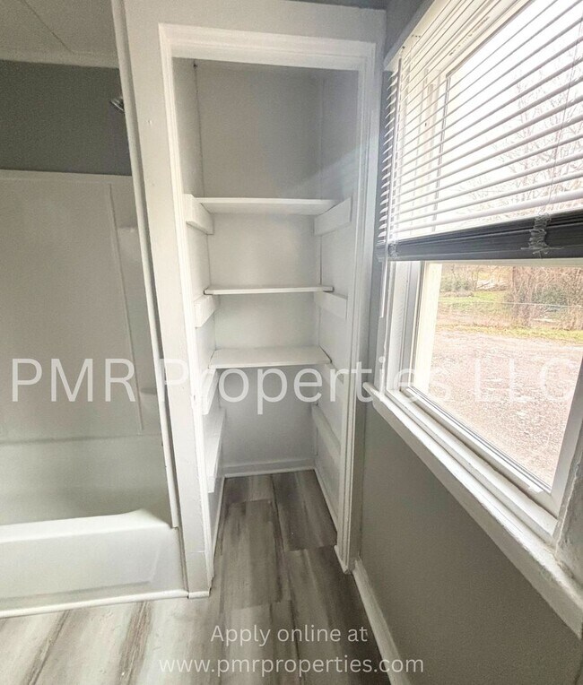 Building Photo - 516 S 16th St