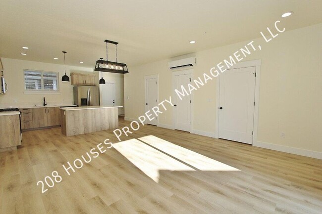 Building Photo - Immaculate Apartment w/2 Master Suites *75...