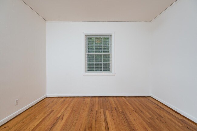 Building Photo - Be a Star in our Vintage 1 Bedroom Hollywood Apartment