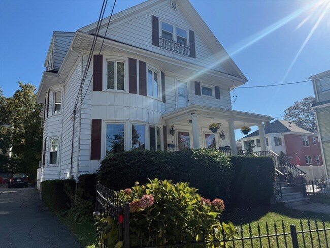 Building Photo - 10 Bradford St