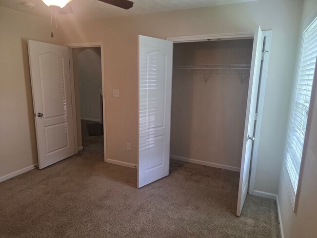 Building Photo - Nice 3 bedroom, 2 bath home with 2 car gar...