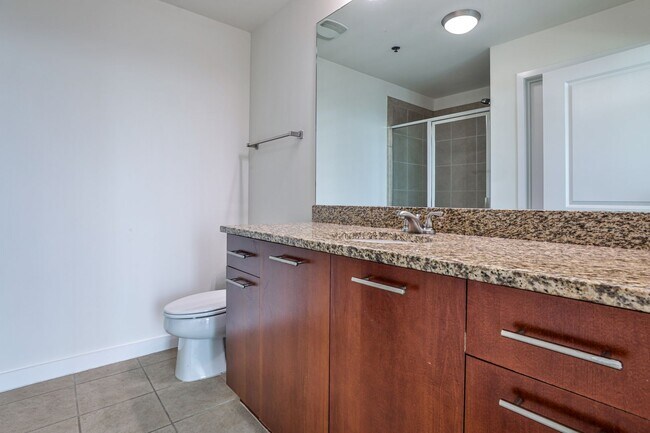 Building Photo - Luxury 28th Floor 2 Bedroom Condo For Leas...