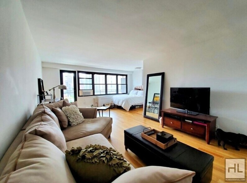 Building Photo - E 82 St